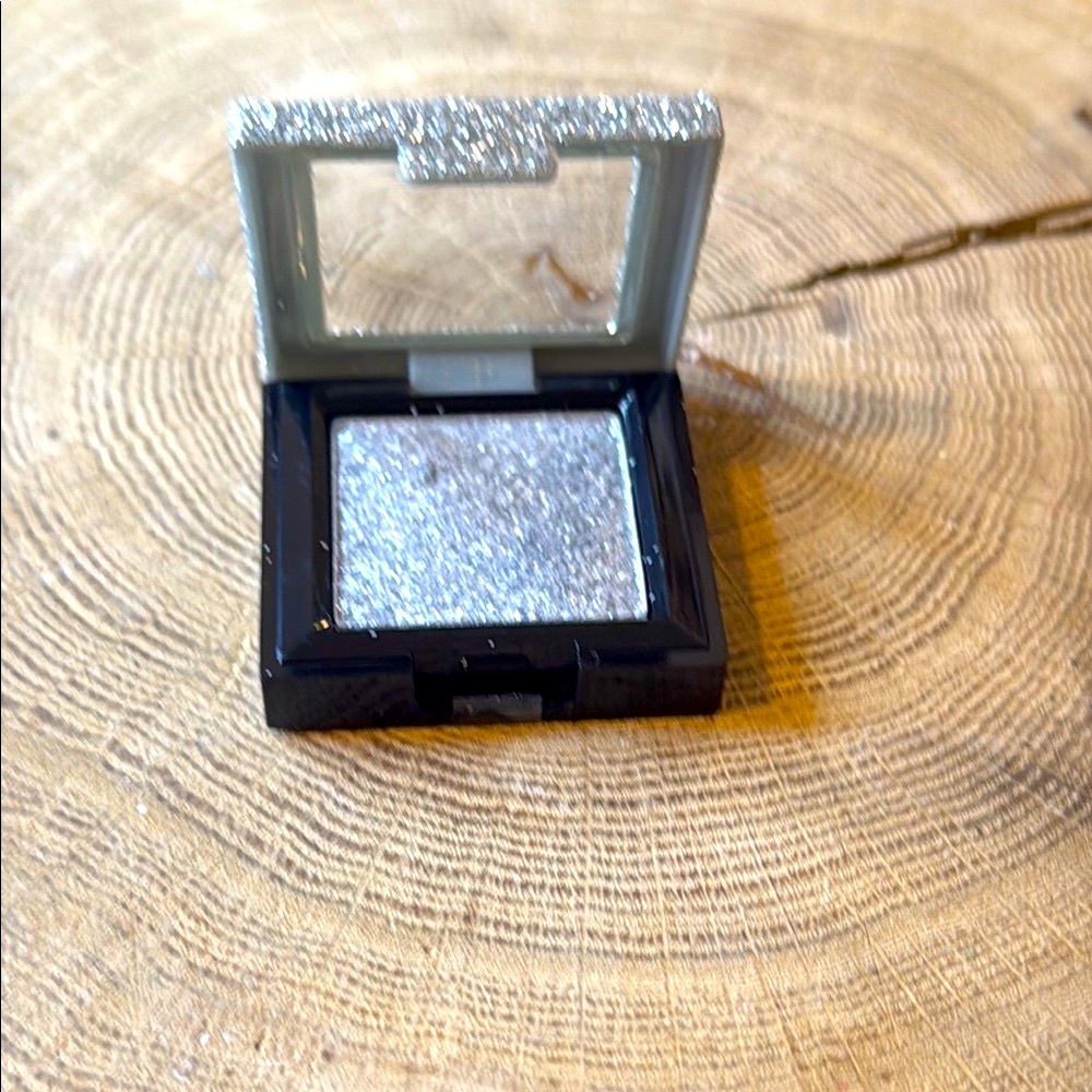 Sparkling Silver Compact Case Eyeshadow - Picture 3 of 3